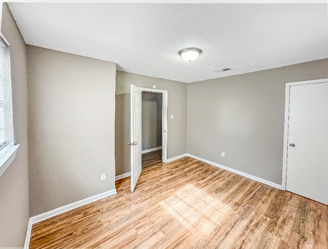 Foto del edificio - 321 Robinson Ave