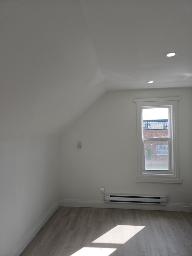 Building Photo - 833 Albert Rd