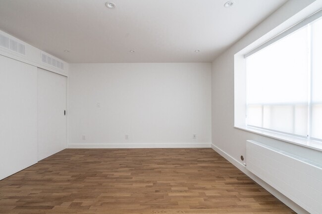 Building Photo - 55 Hendrick Ave