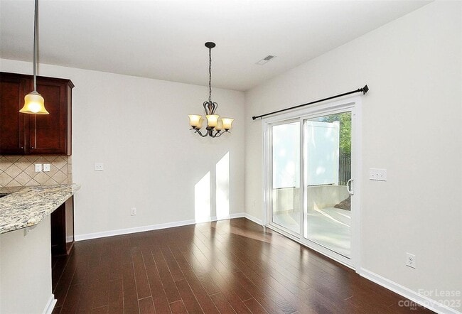 Building Photo - Cute three-bedroom townhome!