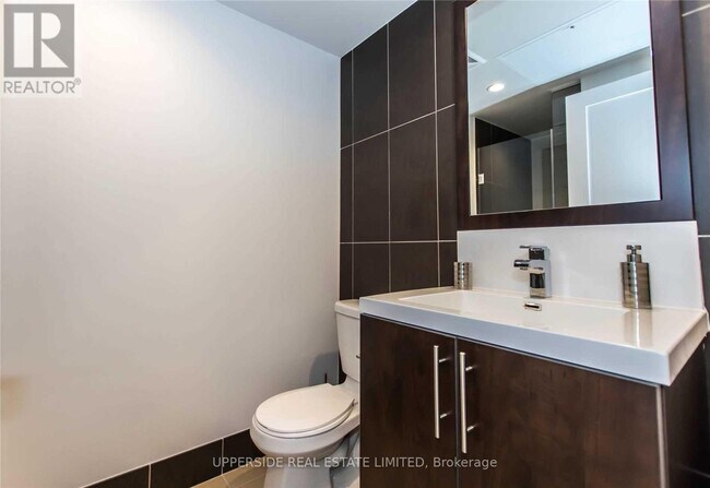 Photo du bâtiment - 5 Sheppard Ave E