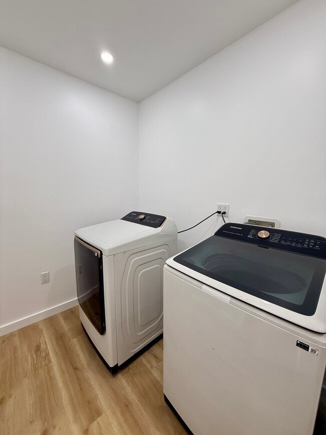 Building Photo - 3260 Reservoir Oval E