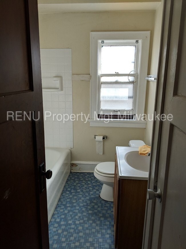 Building Photo - Upper Duplex