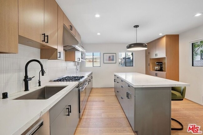 Foto del edificio - 838 N Mansfield Ave