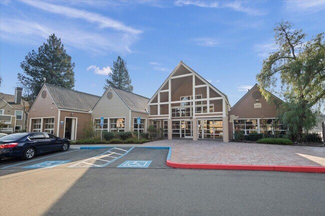 Foto del edificio - 215 Reflections Dr