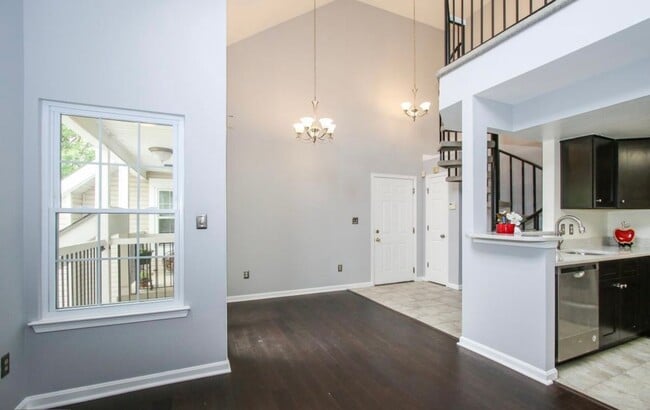 Building Photo - Beautiful 2-Level top floor condo close to...