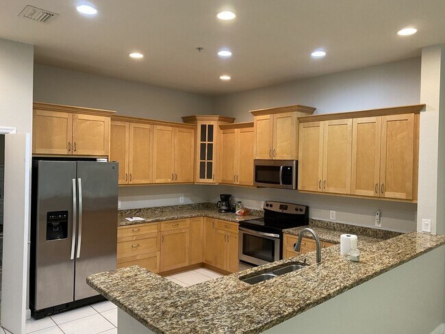 Building Photo - 651 Arbor Ln