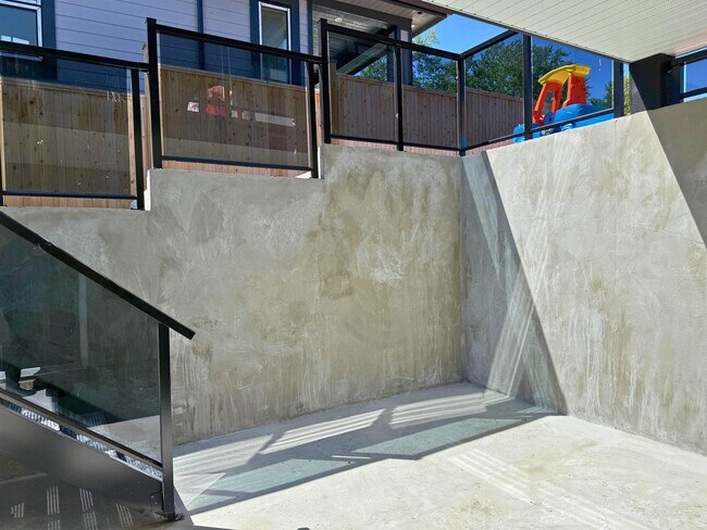 Building Photo - 1745 167 St