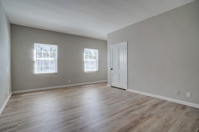 Building Photo - Beautifully Updated and Spacious 1B/1B in Belmont Shore!