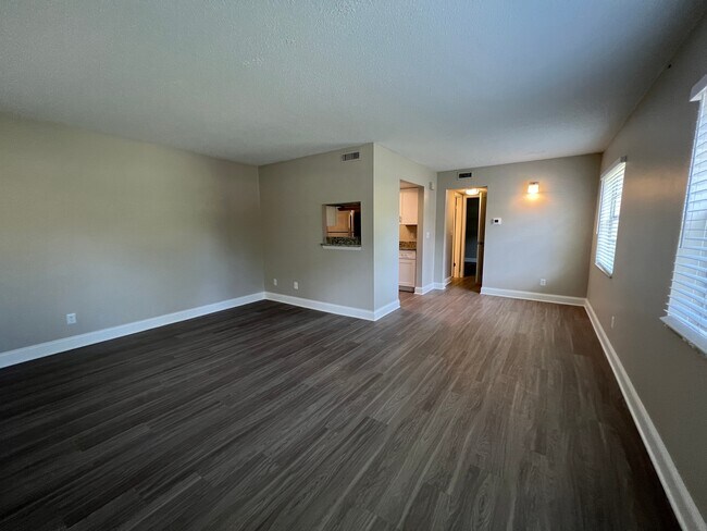 Foto del edificio - 1 Bed/1 Bath - Unit 3
