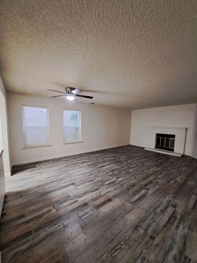 Building Photo - Stunning 2 Story Home with 3BR and a Backyard-Available Now!