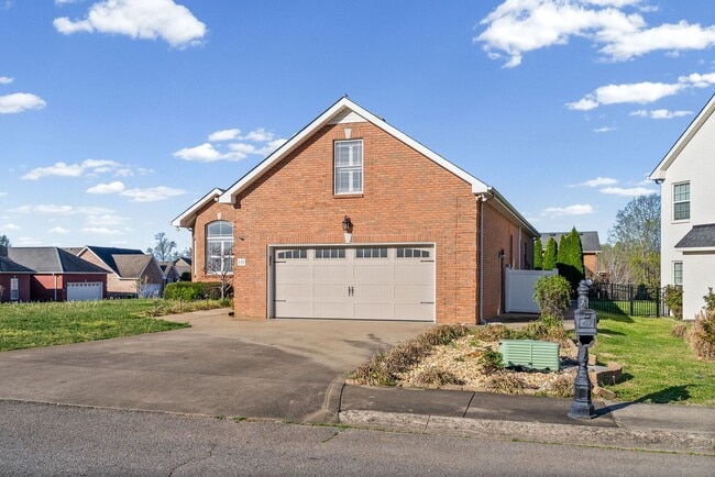 Building Photo - 3 Bedroom 2 Bath Pet Friendly Home For Rent with Community Pool Access!