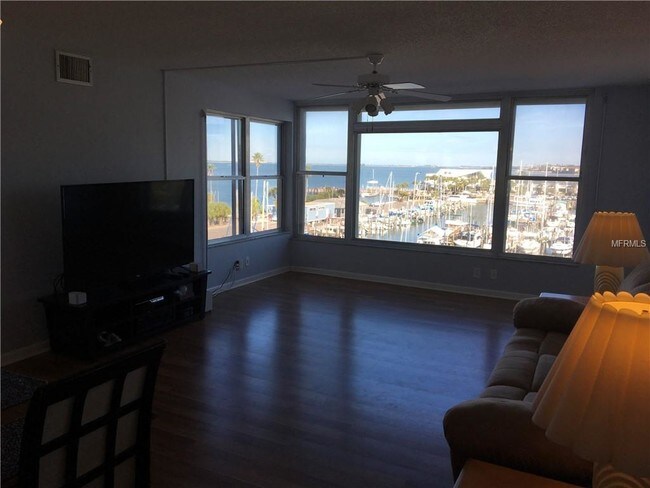 Foto del edificio - 634 Edgewater Dr