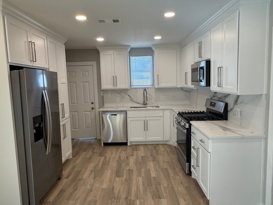 Foto principal - 3223 Cherrywood Ave