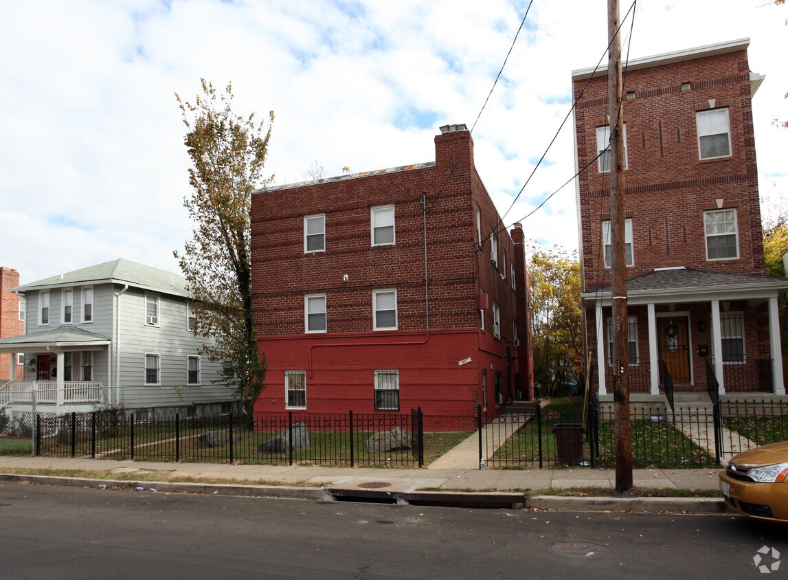 Foto principal - 1021 48th St NE