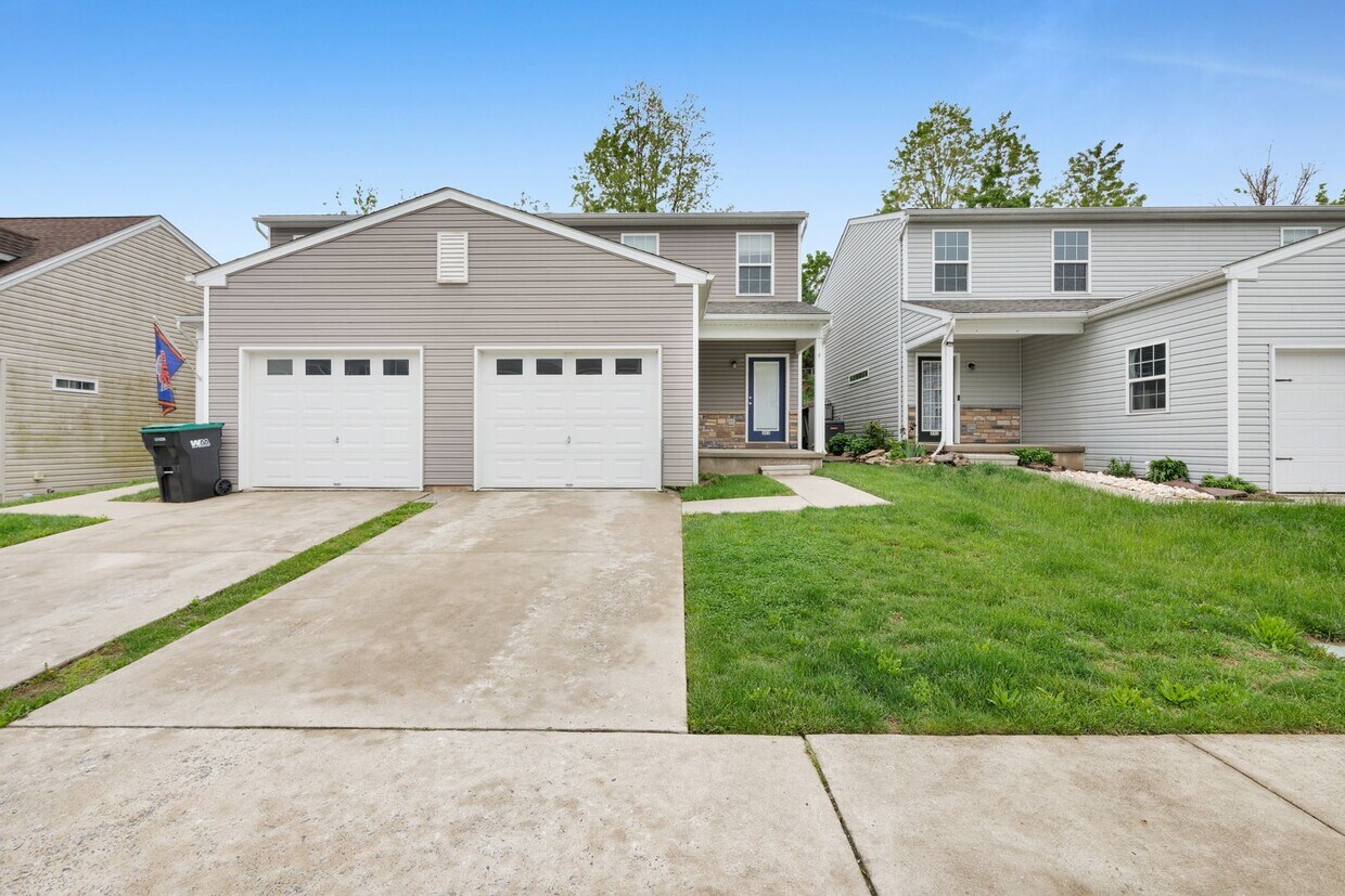 Foto principal - Modern 3-Bed Townhome on Quiet Cul-de-Sac ...