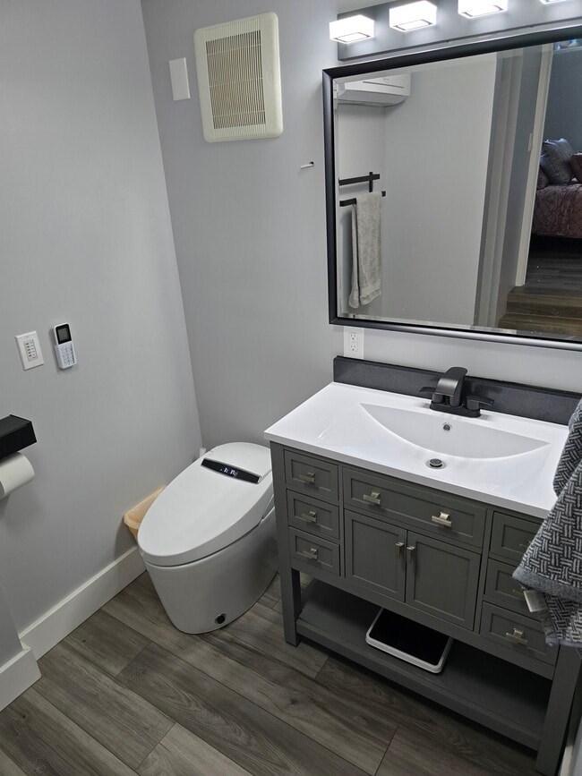 Baño con bidé - 2722 10th St