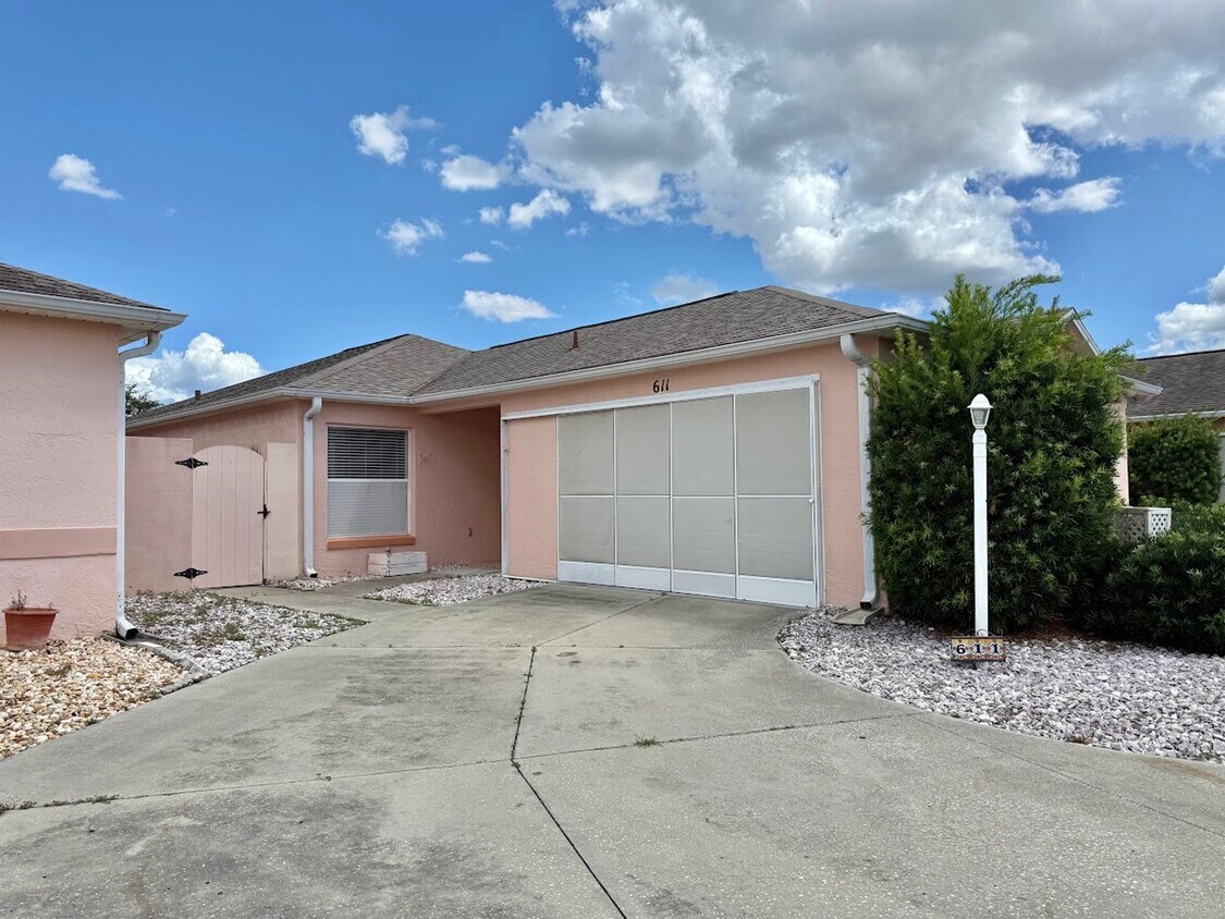 Primary Photo - Adorable 2/2 with Private Yard!