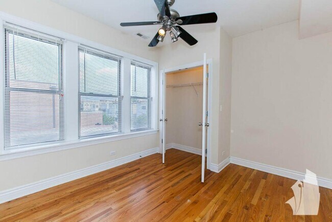 Foto del edificio - 1221 W Waveland Ave