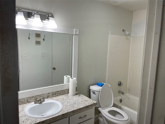 Foto del edificio - 2750 Holly Hall St