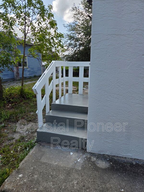 Building Photo - 606 Cross St