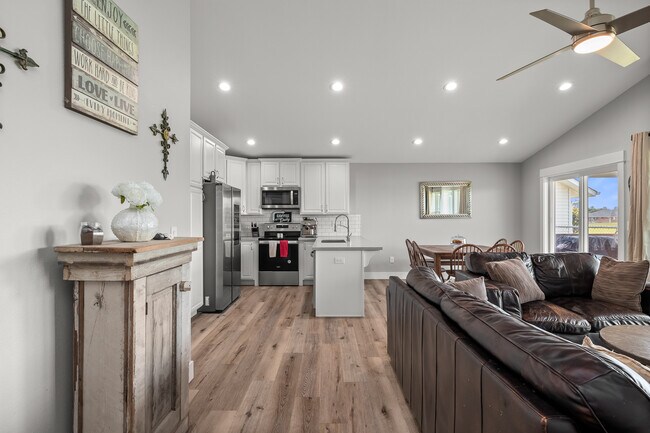 Foto del edificio - 571 Puffin Ave NE