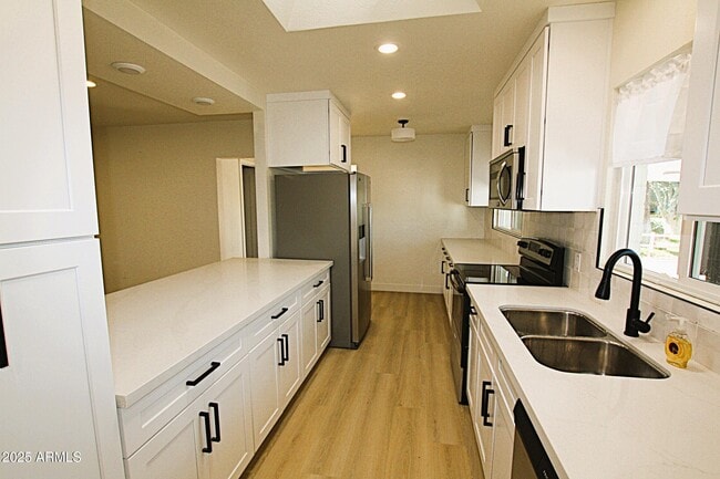 Building Photo - 443 N Sycamore