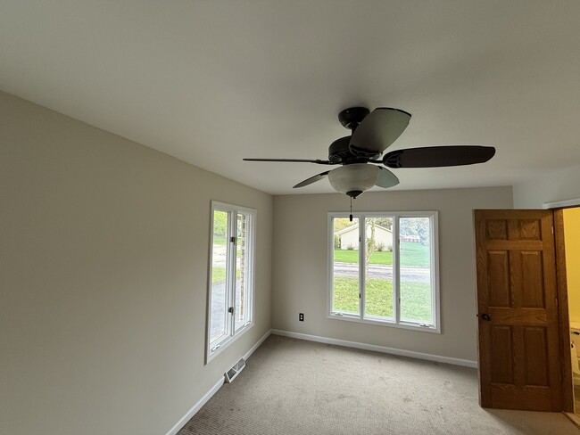 Foto del edificio - 6218 Fireside Dr