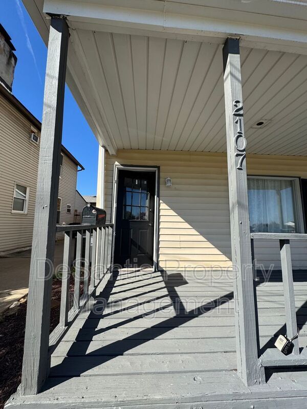 Foto del edificio - 2107 Adams St