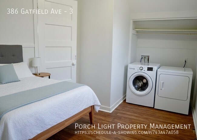 Photo du bâtiment - Renovated 1 Bedroom Loft - Lots of Natural Light - Brand New Upgrades