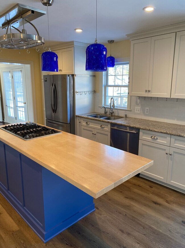 Foto del edificio - Stunning 3 Bedroom Home with Barn and Over 3 Acres!