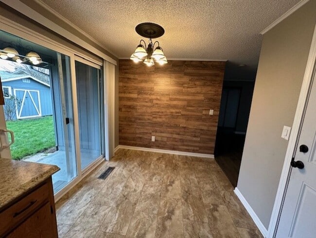 Building Photo - Very Nice Remodeled and Duplex Unit With 3...