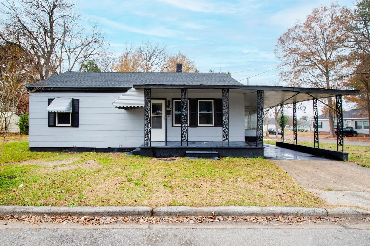 Primary Photo - Charming 3 Bedroom Ranch
