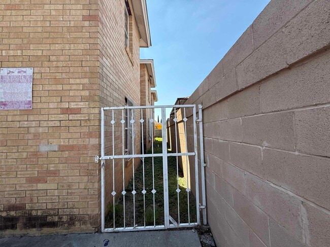 Building Photo - 311 Soria Dr