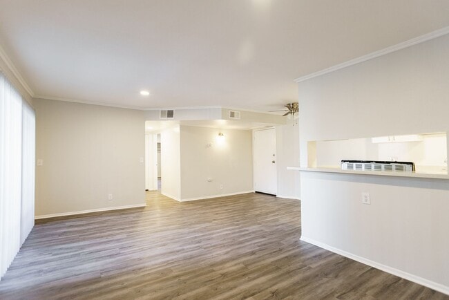 Interior Photo - 6310 Sylmar Ave