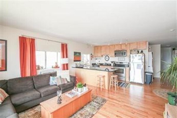 Foto del edificio - 386 E 8th St