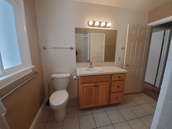 Modern bath fixtures - 1438 Cahoon St