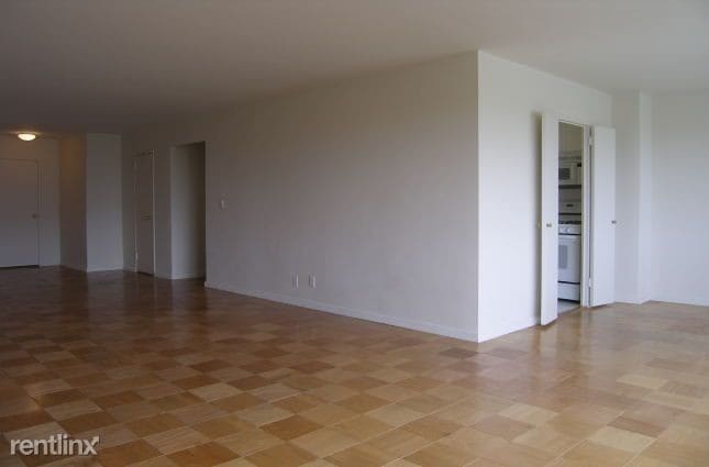 Building Photo - 600 W 246th St