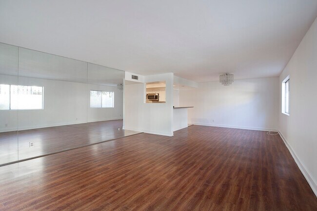 Building Photo - 6716 Hillpark Dr