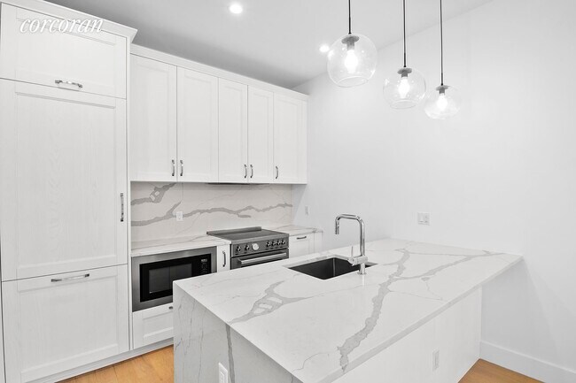 Building Photo - 21-28-28 45th Rd