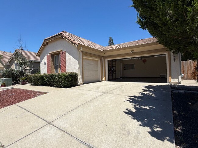 Foto del edificio - Spacious 4-Bedroom Elk Grove Home with Updated Kitchen, Quartz Countertops! VIEW TODAY!