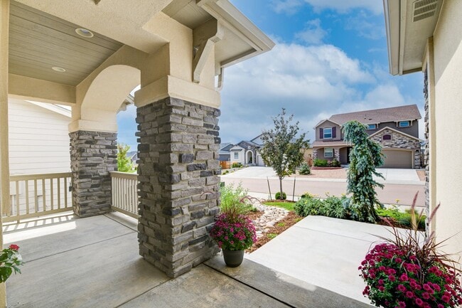 Building Photo - Beautiful "like new" home available for re...