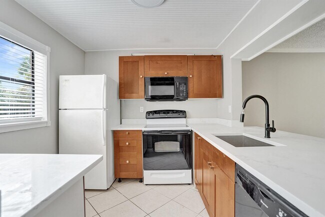 Building Photo - 10585 Royal Palm Blvd