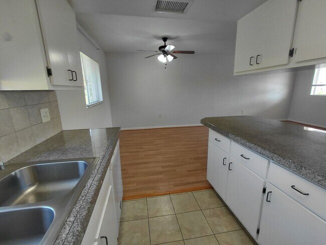 Building Photo - 5004 Chiquita Blvd S