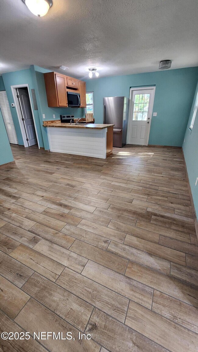 Foto del edificio - 4111 Ruby Dr W