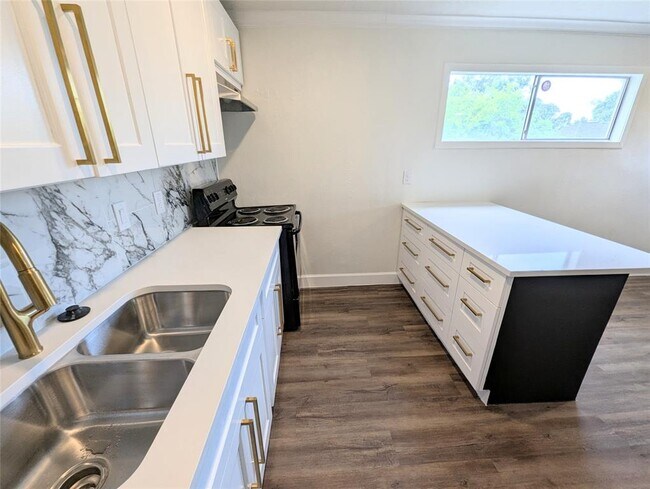 Foto del edificio - 2306 Garvey Dr