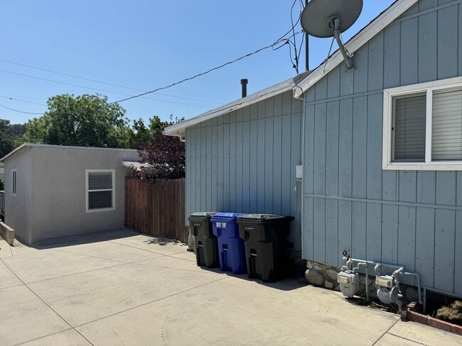 Building Photo - 2137 Glenada Ave