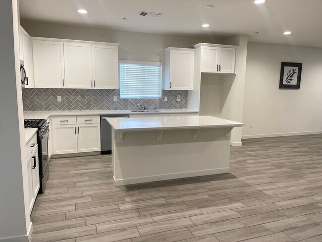 Foto del edificio - Gorgeous home for rent in SW Bakersfield- ...