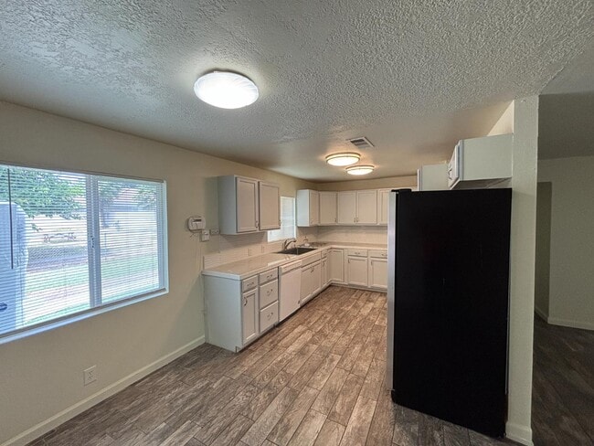 Foto del edificio - 7421 N Maple Ave