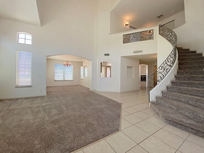 Foto del edificio - West El Paso LARGE 4bed/3.5bath 3 Car Garage Home-VIEWS!